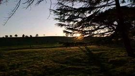 风雨晚来归,晚霞映照归途